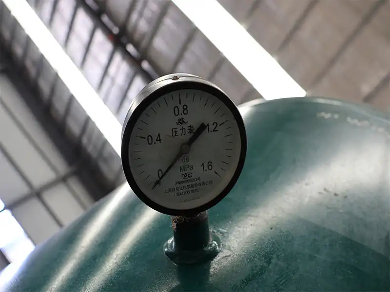 gas container pressure gauge.jpg gas container pressure gauge.jpg